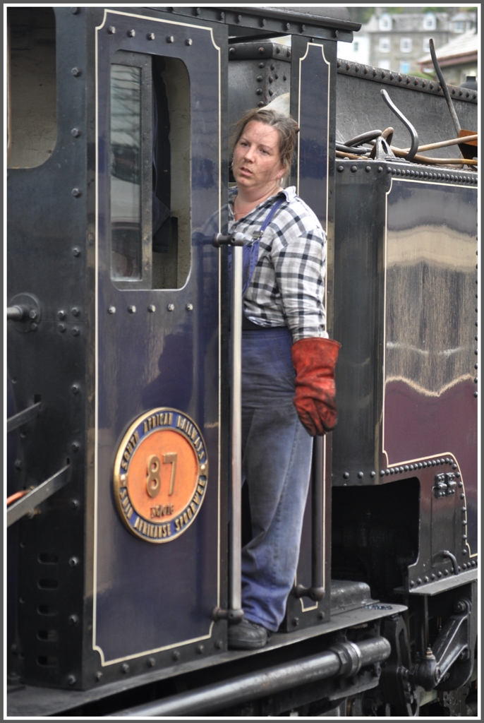 Als Heizerin der mchtigen Garratt Lok 87 ist eine gewisse Robustheit Voraussetzung. Porthmadog (04.09.2012)