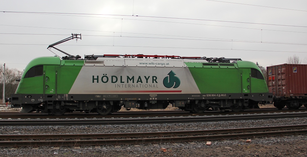 Als der  Hdlmayr , 1216 954-8 erstmals auf der NSS mit Containerzug in Richtung Bremerhaven unterwegs war, entstand in Eschwege West dieses Seitenportrait. Aufgenommen am 15.03.2012.