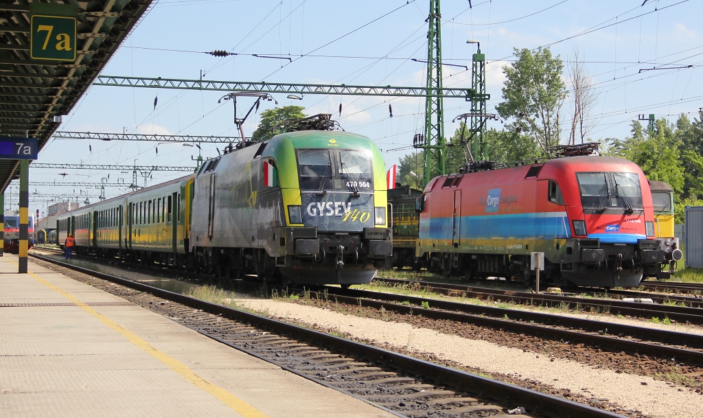 Als die Hoffnung, eine Gysev-Werbelok zu sehen schon fast aufgegeben war, kam 470 504 mit einem Nahverkehrszug daher und gesellte sich zu einer kleinen Taurusparade im Bahnhof Sopron nebst 1116 048. Aufgenommen am 15.05.2013.