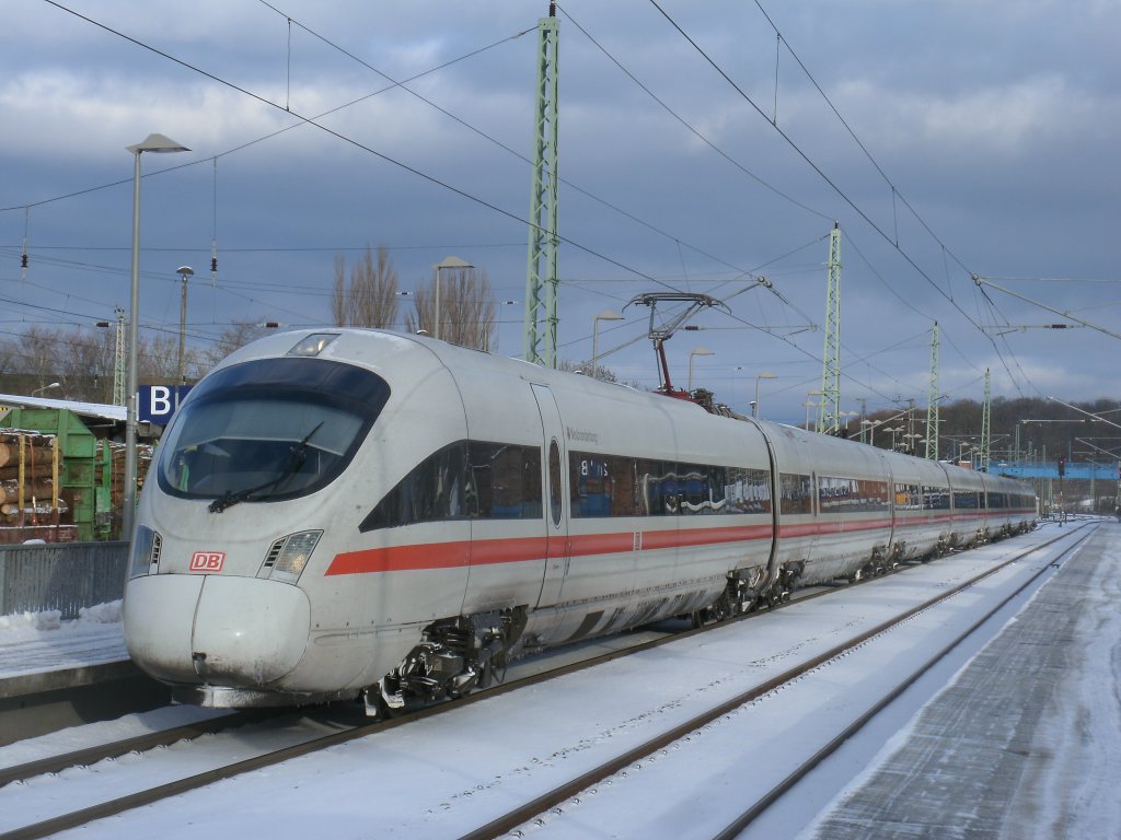 Als ICE 1515 fuhr 411 002,am 08.Dezember 2012,von Binz nach Mnchen.Beim Halt in Bergen/Rgen kam fr ein paar Minuten sogar Tante Sonne raus. 