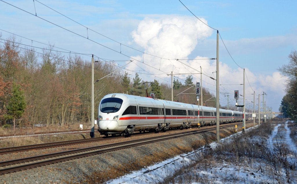 Als der ICE 209 am 10.02.13 von Berlin aus durch Burgkemnitz rollte, trmten sich gerade die Wolken ber der Strecke auf.
