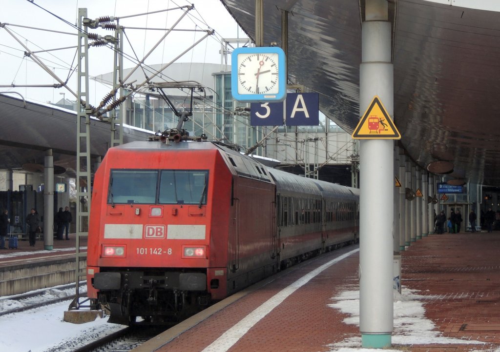 Als ICE-Ersatz im Einsatz am 11.12.2012, hier im Bahnhof Kassel-Wilhelmshhe, die 101 142-8 am Zugende.