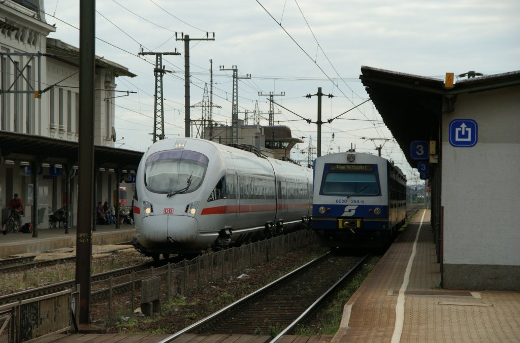 Als ICE26 von Wien West nach Dortmund fahrt gerade der 411 009  Gstrow  durch den Bahnhof Wien Htteldorf und wird gleich Richtung Wienerwald abbiegen. Auf Bahnsteig 3 steht die 4020 264 und wartet auf neue Aufgaben. 13.7.2009