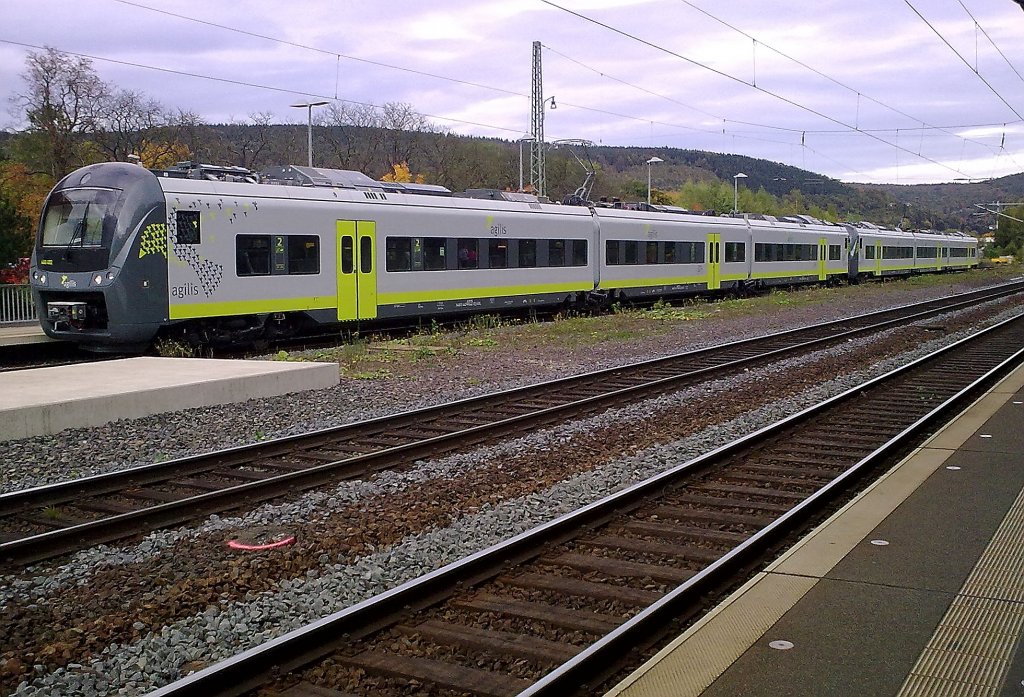 Als ich am 06.10.2010 in Hannoversch Mnden auf meinen Zug wartete, schlichen sich aus Richtung Gttingen kommend zwei Agilis ET440er an, die einen Signalhalt in Hann. Mnden einlegen mussten, bevor es nach Kassel weiterging. Aktuell werden ein paar dieser Zge im Cantus-Netz Probegefahren. (leider nur Handy-Foto.)