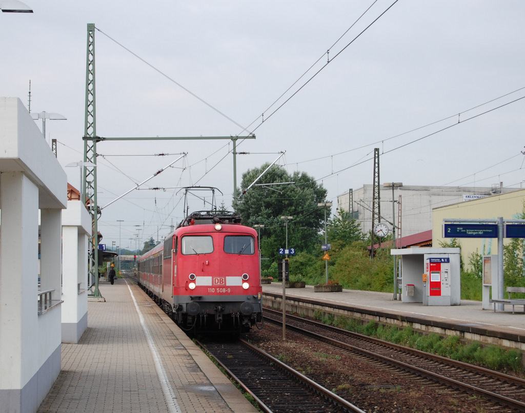 Als ich am 30.7.2010 gerade in Wendlingen auf meinen RE nach Plochingen wartete, sprang pltzlich das Signal auf grn. Da es bis zu der Ankunft des RE noch gut 20 Minuten waren, dachte ich, dass bestimmt ein 611 als IRE durchfahren wird. Die Kamera befand sich also im Rucksack. Als ich pltzlich aus einiger Entfernung eine Einheitslok erkennen konnte, ging die Panik los: Schnell den Rucksack aufgemacht, Kamera rausgeholt, Einstellungen berprft, meinem Begleiter den Objektivdeckel in die Hand gedrckt und ausgelst. Das Ergebnis ist dieses Bild von 110 508-9, welche gerade mit dem IRE 3270 am Haken Wendlingen durchfhrt. Die Lok ist eine der letzten drei Stuttgarter 110er.