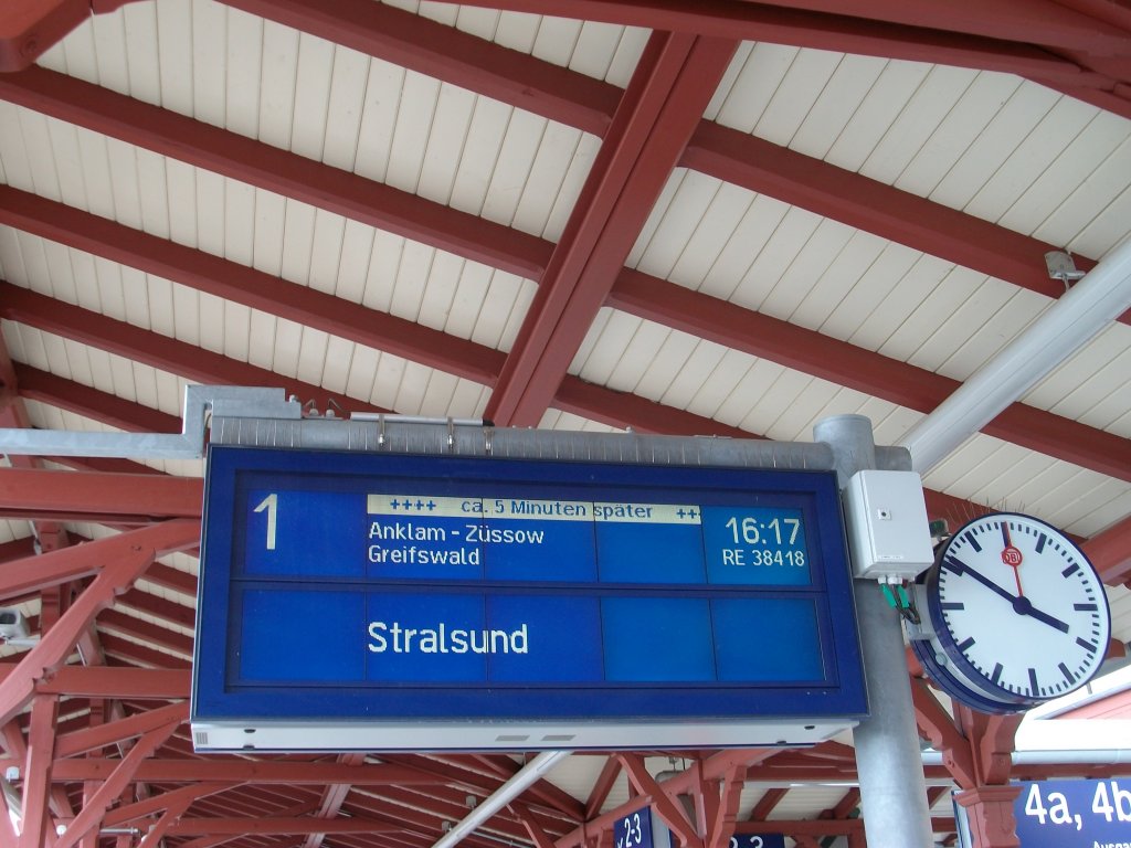Als ich am 31.Juli 2010 von meiner Rckreise aus Szczecin in Pasewalk wieder umsteigen mute,wurde zuerst mein Zug Richtung Stralsund mit 5min Versptung angezeigt.Wenige Minuten spter dann nochmal um 5 min spter bis die Versptung auf 25 min angewachsen war.