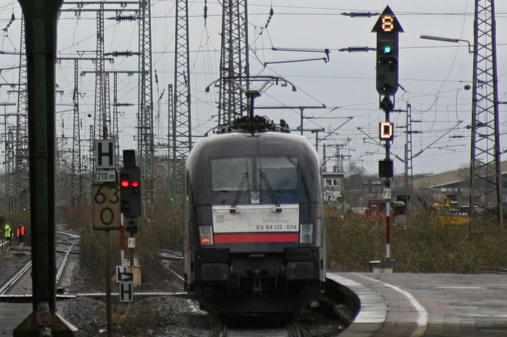 Als ich am 4.4.10 in Duisburg Hbf die Treppe hinauf zum Bahnsteig ging donnerte ES 64 U2-034 durch den Bahnhof.Deshalb gelang mir nur ein NOTNACHSCHUSS!
