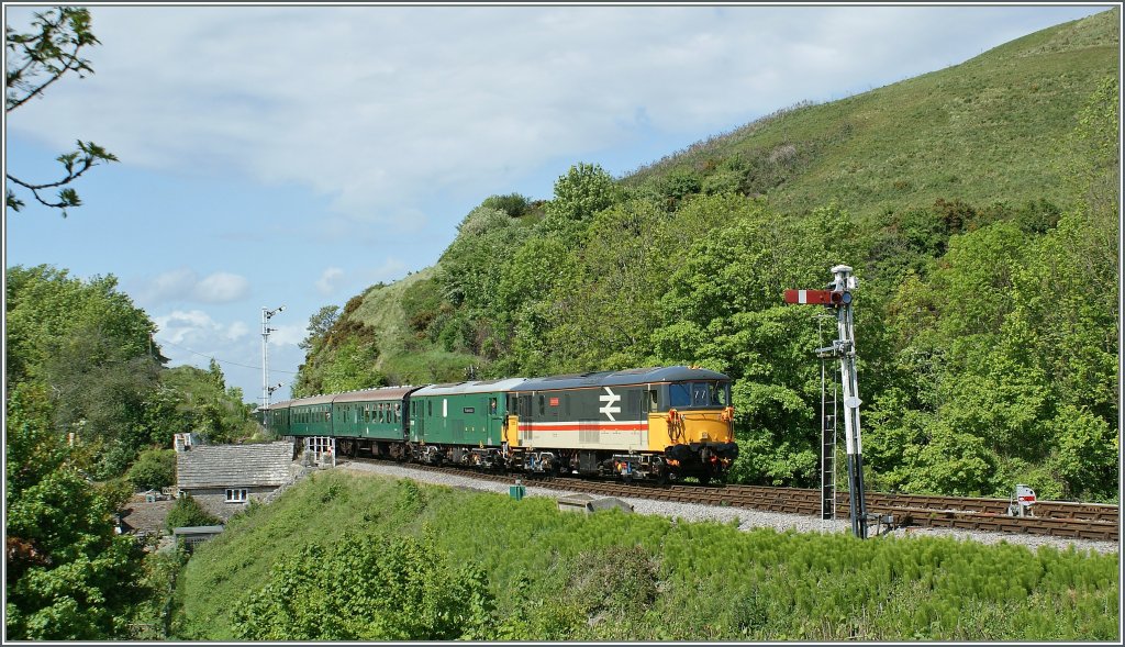 Als ich am 8. Mai 2011 vom Hotelparkplatz in Corfe Castle auf diese beiden  Dieselloks  fotografierte, wusste ich noch nicht, was genau mir da vor die Linse fuhr; um so grsser heute die berraschung , als es sich beiden Loks 73205  Jeanette  und 73 136 um Loks handelt, die sowohl, wie hier dieseln, aber ihre Energie auch aus der Stromschiene beziehen knnen, so wie ich es auf einem meiner ersten Bilder in England vor vielen Jahren festhielt: http://www.bahnbilder.de/name/einzelbild/number/152047/kategorie/grossbritannien~e-loks~class-73.html 
