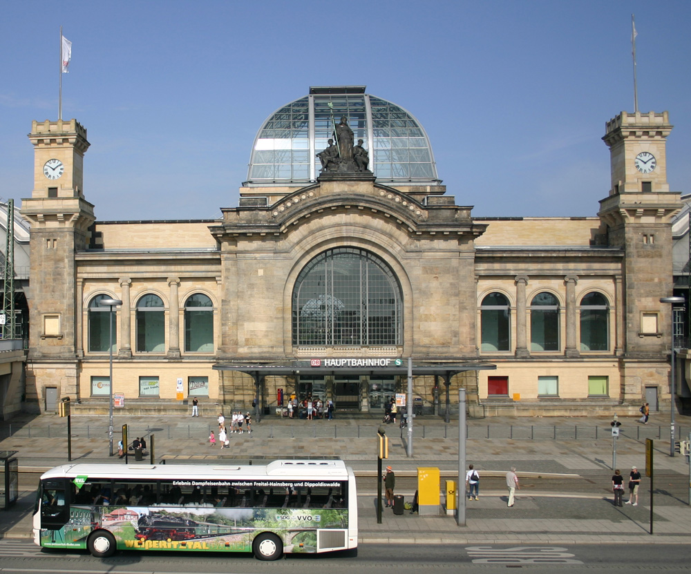 Als ich das Bild von Frank Thomas vom 05.01.2013 entdeckte, fiel mir ein, das ich dieses Motiv doch auch irgendwo rumliegen haben mu. Und lange mute ich dann nicht suchen: Am 21.08.2011 gelang mir diese Aufnahme mit passend beklebten Bus vor dem Ost-Portal des Dresdner Hauptbahnhofes. 