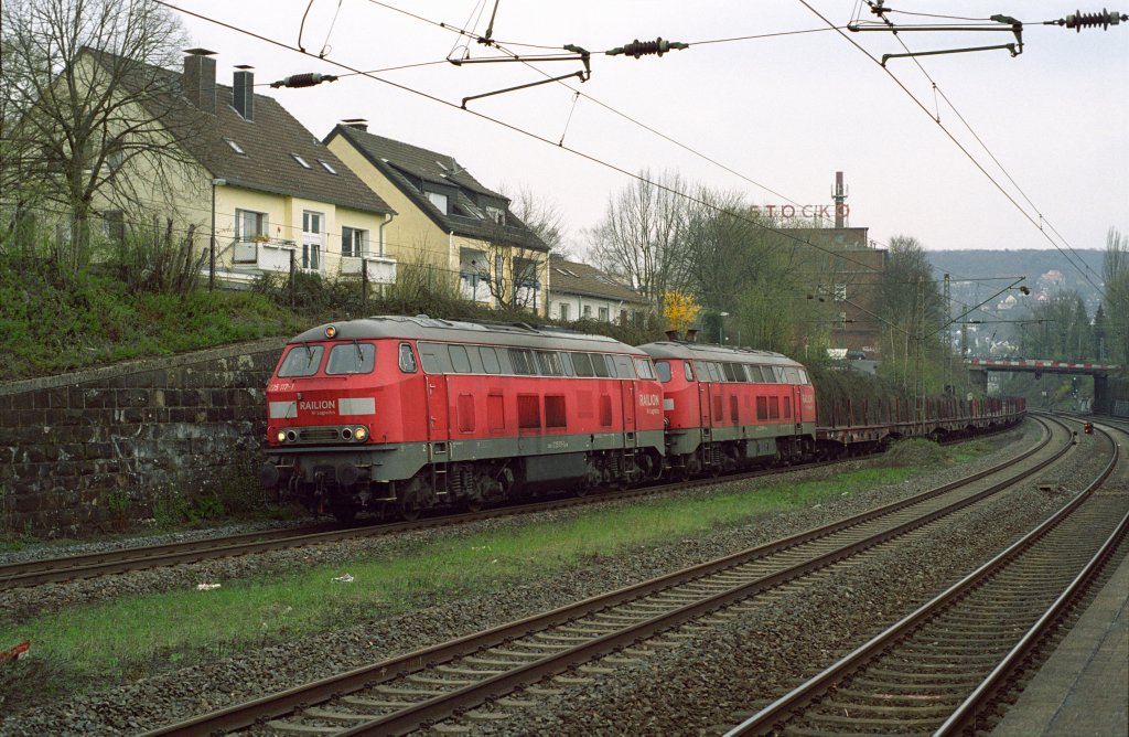 Als ich eigentlich schon im Zug war kamen berraschend 225 117-1 und 225 006 mit leeren Samms durch Wuppertal - Sonnborn. Leider habe ich nur dieses Notfoto, das ich aber zeigen mchte, da die Baureihe nicht besonders hufig in Wuppertal anzutreffen ist. 12.04.2010 15:34Uhr