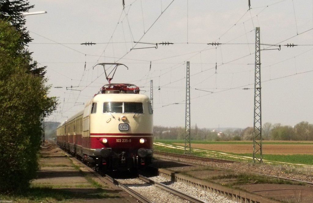Als ich im Schulbus sa, sah ich schon wie sich eine TEE Rheingold Garnitur auf unserer Strecke regelrecht Kriechte. Als der Bus dann Gehalten hatte, wusste ich was zutun war. Da eigentlich ein Fotoausflug geplant war, war die Kamera mit dabei. Also am an den Bahnhof. Ja wir waren schneller als der TEE. Aber leider blieb mir nur dieser Notschuss brig, da ich meine Speicherkarte Vergessen hatte. Hier im Bild: 
103 235 -8 mit einer TEE Rheingold Garnitur in Mangolding. (21.04.2010)