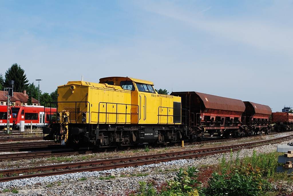 Als ich diese V100 im Jahr 2001 im Kosovo noch als 202 658-1 fotografierte, dachte ich nicht, dass sie mich bis nachhause verfolgt. Doch am 24.06.12 kam es zu dieser Begegnung am Rand des ehem. G�terbahnhofs in Memmingen: V180.13 der SGL alias 203 158-1.