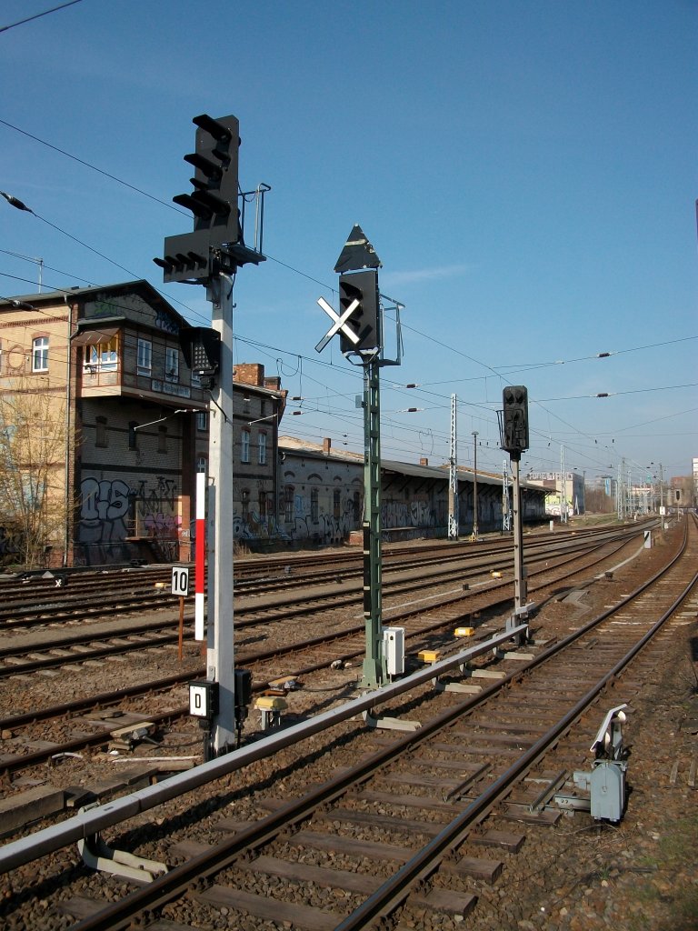 Als ich,am 03.April 2010,in Berlin Greifswalder Strae das Ausfahrsignal D fotografierte,stande schon das Neue Ausfahrsignal bereit.Inzwischen ist auch das Neue Ausfahrsignal in Betrieb.