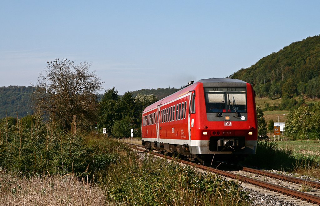 Als IRE 3233 von Aalen nach Ulm eilt der Ulmer 611 011 am 1. September 2009 bei Oberkochen in flotter Fahrt dem nchsten Halt in Heidenheim entgegen.