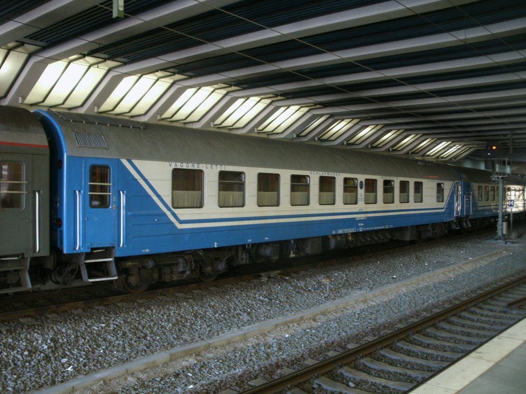 Als Kurswagen Berlin Gesundbrunnen-Adler lief dieser russische Weitstreckenwagen,am 01.Oktober 2011,im D-Zug nach Saratow mit.Aufnahme in Berlin Gesundbrunnen.