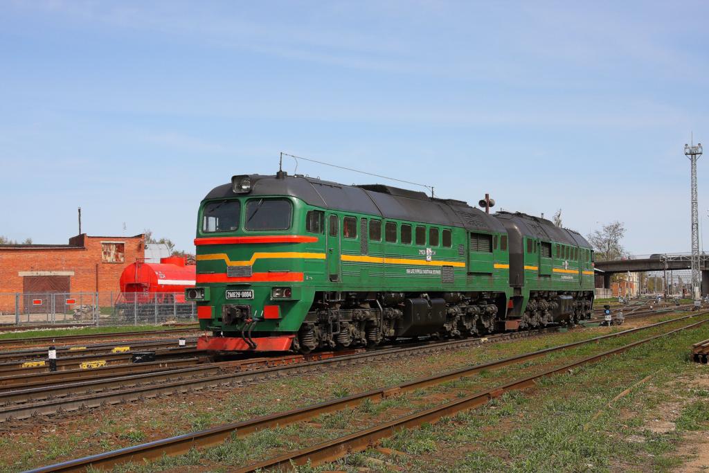 Als Leerfahrt erreicht die Doppellok 2M62 004 hier am 30.4.2012 
gerade den lettischen Bahnhof Jelgava.