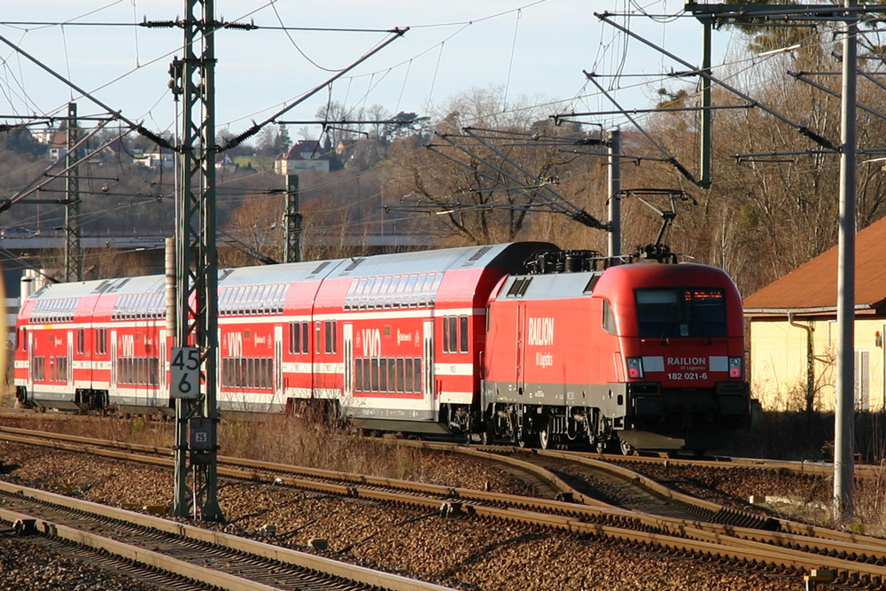 Als letzter DB-Stier mit Railion-Schriftzug fhrt 182 021 durch`s Elbtal. Hier verlsst er mit der S1 nach Meien den Bahnhof Pirna. 03.01.2012