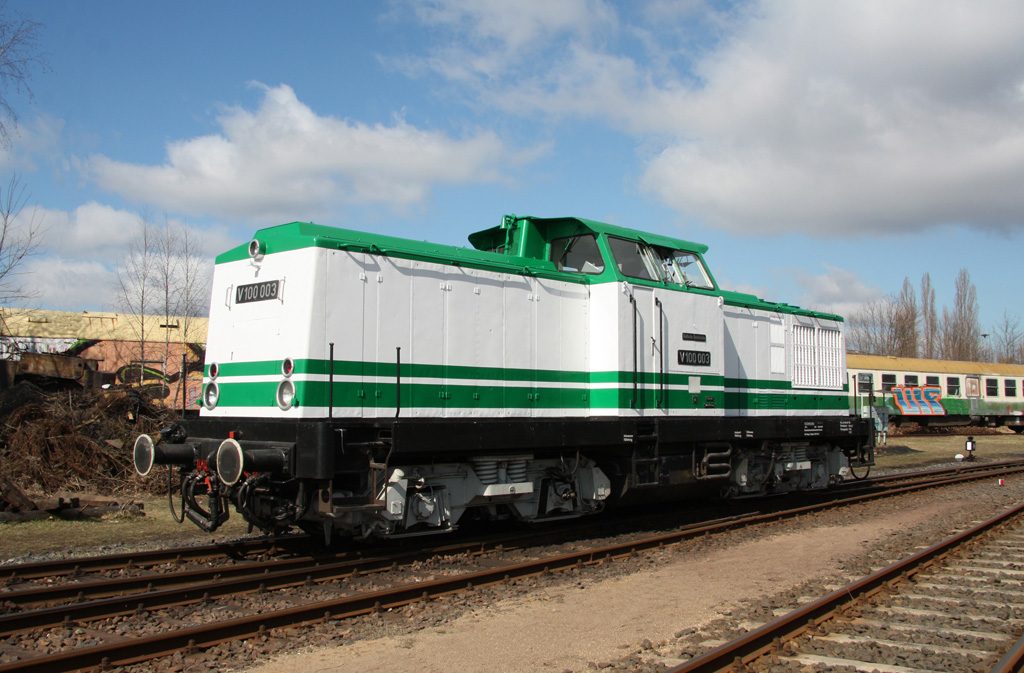 Als letztes Ausstellungsfahrzeug zu den 7.Eisenbahntagen des EMBB-Leipzig, fand sich am Vormittag des 19.03.2011 V100 003 aus Lutherstadt-Wittenberg in Leipzig-Plagwitz ein.
