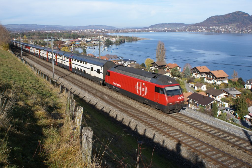 Als letztes Bild aus Einigen mchte ich noch einen IC 2000 mit der Re 460 108-4 an der Spitze zeigen. Ansonsten bekam ich vor Allem Re 460 zu sehen, die von einem Modul verdeckt waren.