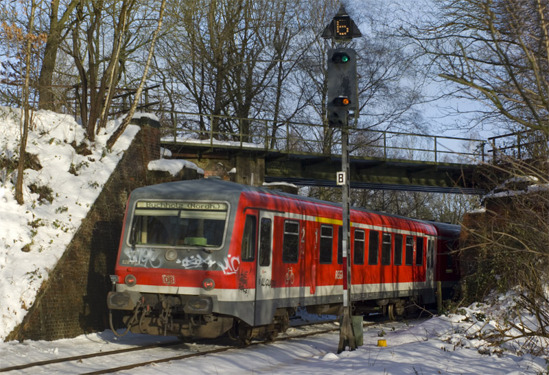 Als letztes passiert am 1.1.2011 Steuerwagen 928 832 von RB14760 der Heidebahn (KBS 123)die Brcke der ehemaligen Bremervrder Bahn - Buchholz - Hollensted - (-Bremervrde) bei Suerhop. Dafr drfte Steuerwagen 928 832 einer der ersten Wagen sein, den die Sonnenstrahlen 2011 an dieser Stelle treffen.


 Jan Schuur 2011, http://bahn.schuur-nordheide.de