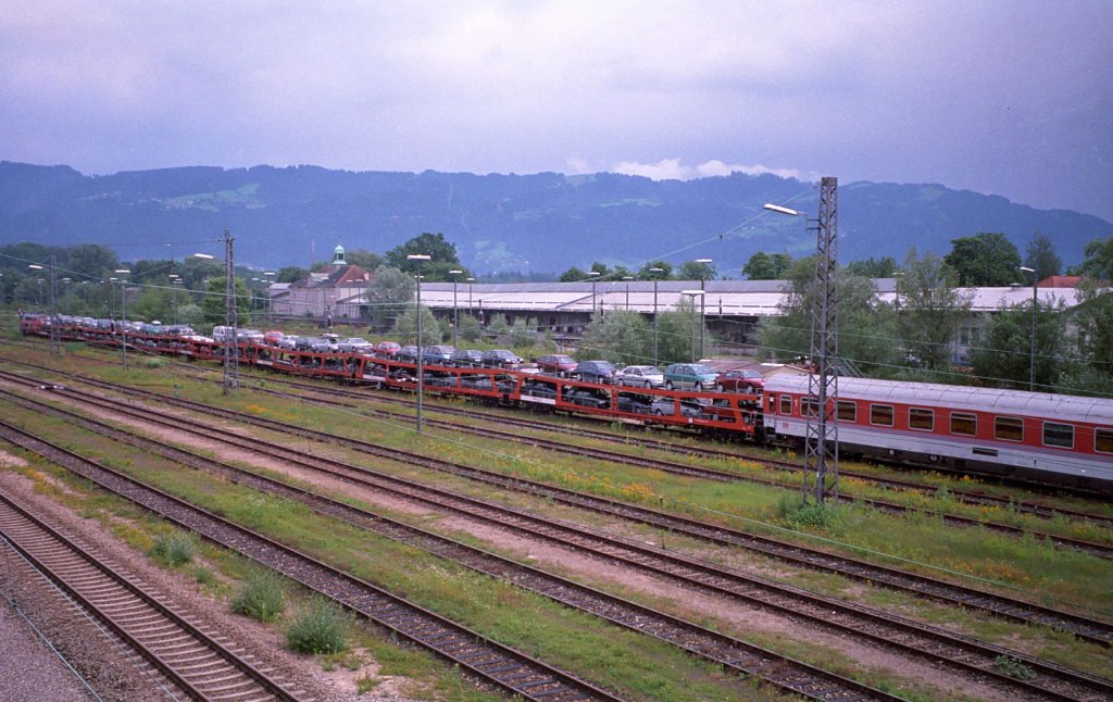 Als in Lindau-Reutin noch Autoreisezge ankamen/abfuhren (|). Nach der Ankunft des Autoreisezuges aus Kln am 19.06.1999 in Lindau-Reutin der erste Halt zum Aussteigen der Fahrgste und zum Abkuppeln der Autotransportwagen, um diese dann zu den Rampen-/berfahrwagen zu schieben.