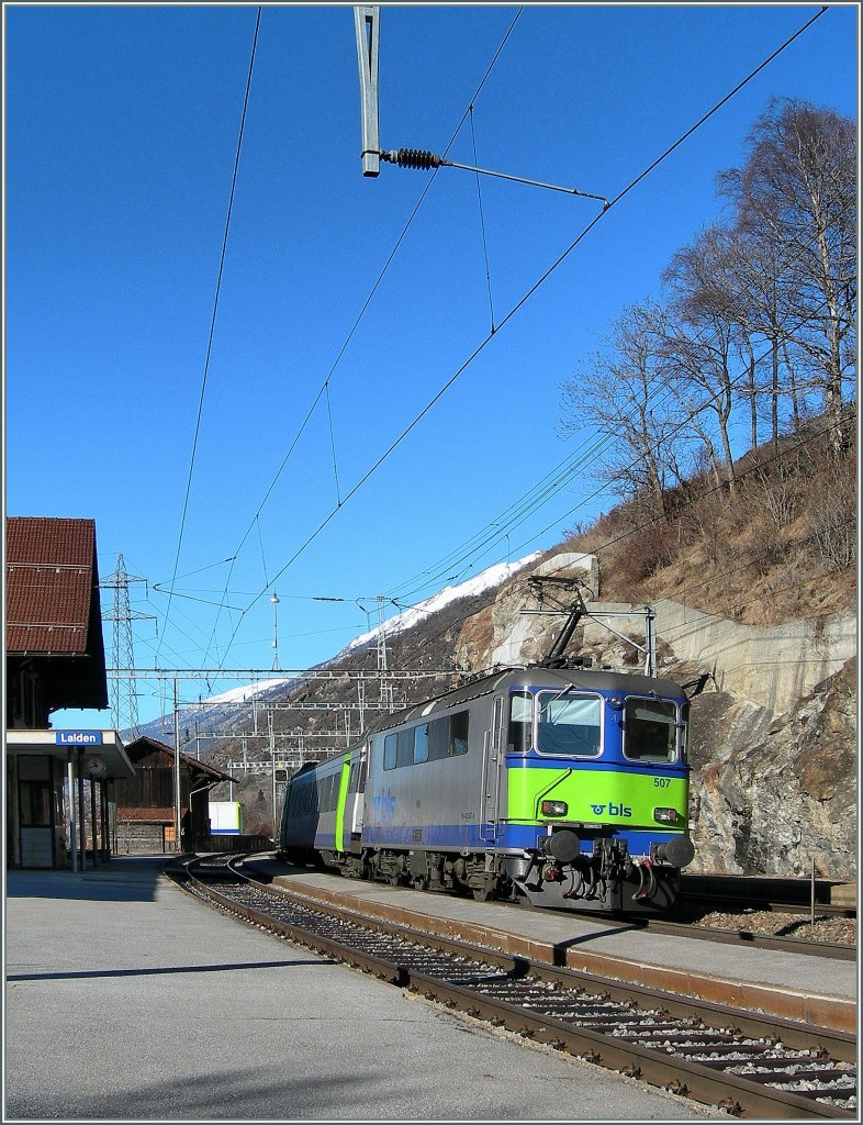 Als die  Ltschberger  noch in Villeneuve standen, kamen auf der BLS fr die RE (Bern) -Spiez -Brig ehemalige SBB  Stdteschnellzge , wenn auch ohne Speisewagen und in gekrzter Form, zum Einsatz. Hier, am 9. Feb. 2008 die Re 4/4 II 507 mit einem RE in Lalden.