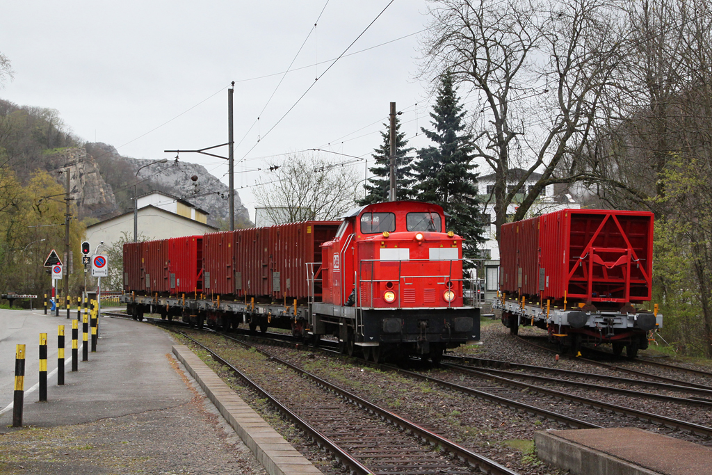 Als Lok 20 wird bei der OeBB eine ehemalige detusche Ost V60 eingesetzt. Am 24.04.2012 rangiert sie in Klus.