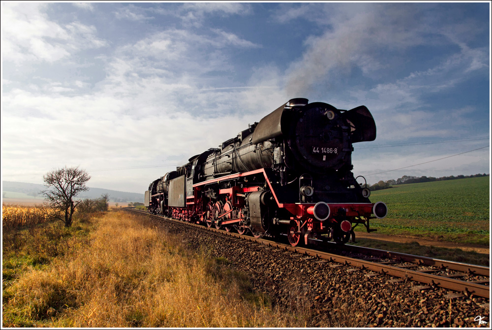 Als Lokzug fahren die beiden Dampfloks 44 1486 und 44 2546 von Eisenach nach Bad Salzungen.  
Oberrohn 27.10.2011