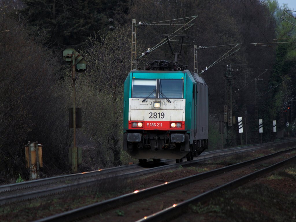 Als Lz am 01.04.2011 am Gemmenicher Weg nach Belgien unterwegs, Cobra 186 211 (2819). 