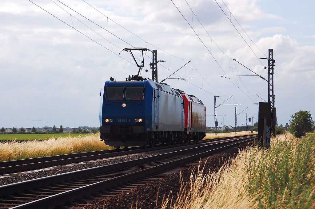 Als Lz kommen die 185 523-8 mit einer Schwesterlok bei Nievenheim daher gefahren.22.6.2012