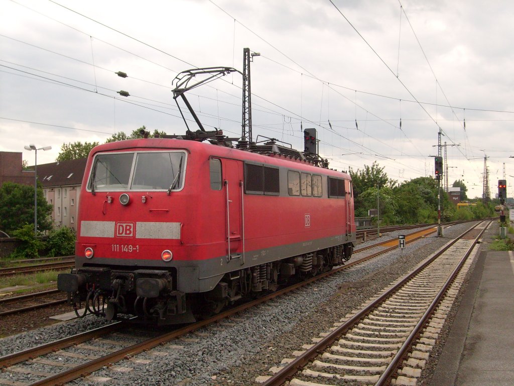 Als mein 100. Bahnbilder Bild habe ich meine Lieblings 111er im Bahnhof Hamm(Westf) erwischt. Hier steht 111149-1 als Triebfahrzeugfahrt und bekommt Ausfahrt in Richtung Dortmund/Kln.