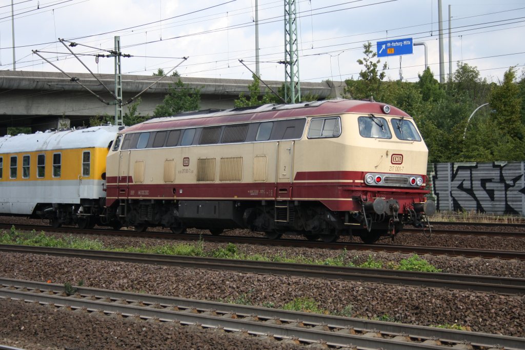 Als Messzug fuhr die 217 001-7 am 19.08.10 durch Hamburg - Harburg. Endbahnhof war Altona