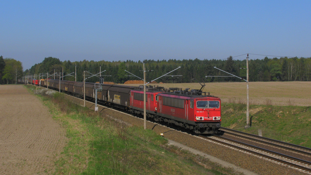 Als nchste folgte dieser schne DB Gterzug mit 155 159-7 + 155 207-4 an der Spitze in Richtung Frankfurt(Oder). 20.04.2011