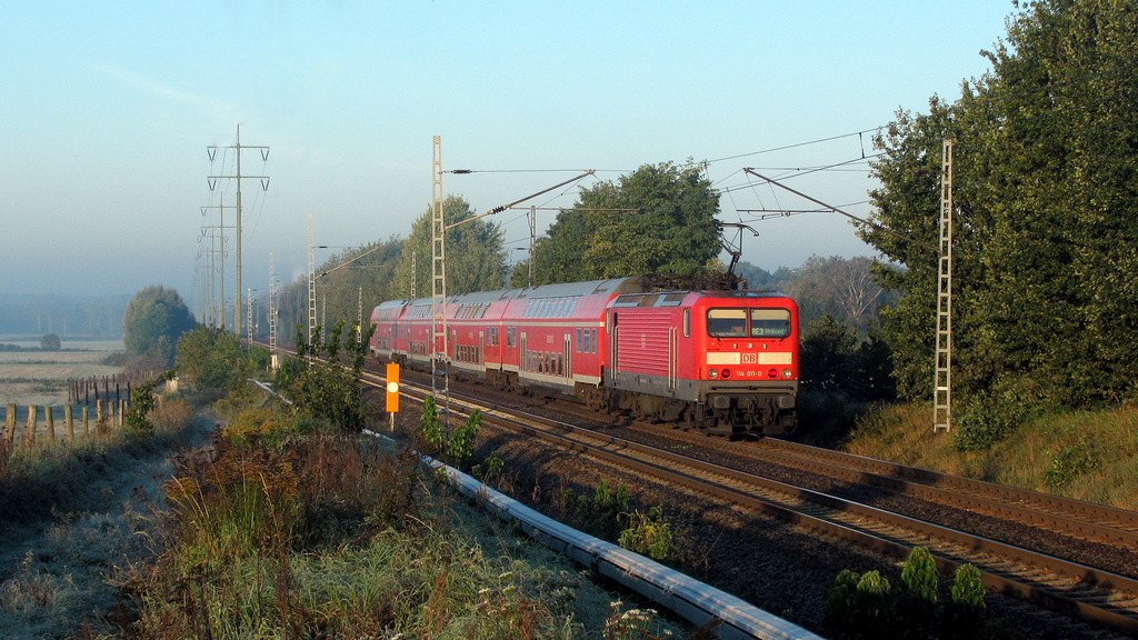 Als nchstes erfreute uns dieser RE 3 Richtung Stralsund mit offener Tre an der 114 011-0 am 11.10.