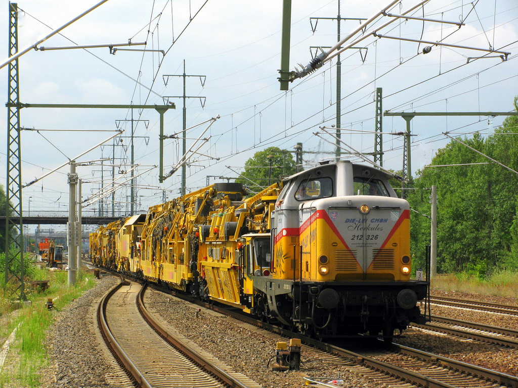 Als nchstes kam die 212 326 mit vielem ganzen neuen Baugermpel, wei jemand was das fr Maschinen sind? Viele Gre gehen hier an den frhlich pfeifenden Tf´s!!!! (02.08.2010)