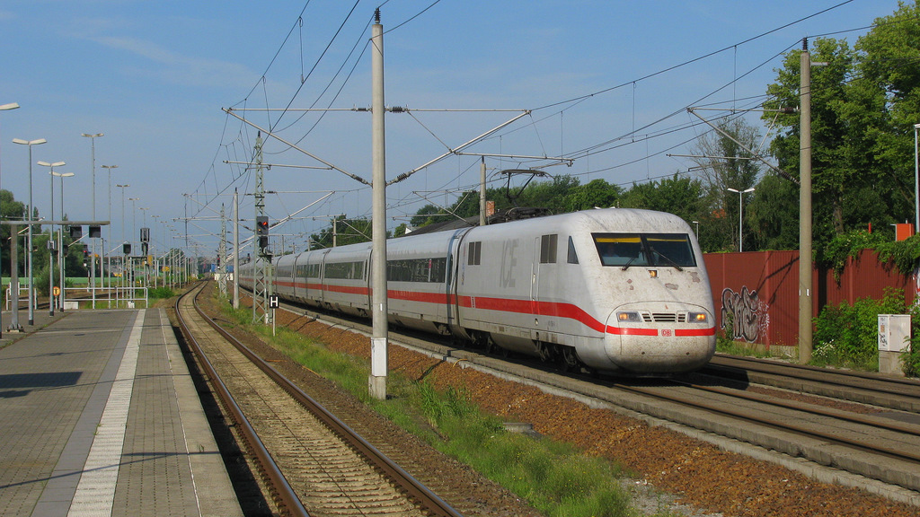Als nchstes Premium-Produkt des Fernverkehres kam der ICE 876 von Kassel-Wilhelmshhe an uns und Rathenow mit voller Geschwindigkeit vorbei gedst. 06.07.2011