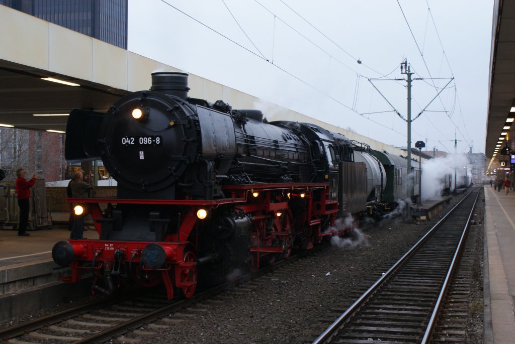 Als Nostalgiezug fuhr am 19.02.2011 die 042 096-8 von Hannover Hbf. nach Emden,wo man dort die Werft besichtigen konnte.