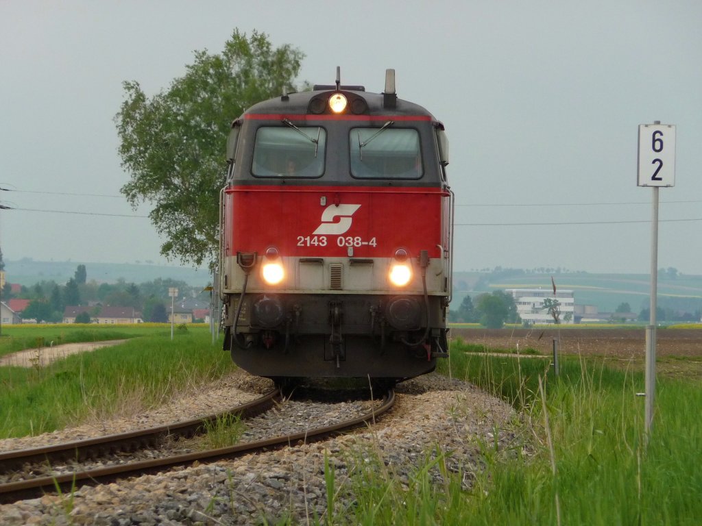 Als Nostalgiezug war am 08.05.2010 die 2143 038-4 mit grnen Schlierenwagen unterwegs. (bei Stetten)