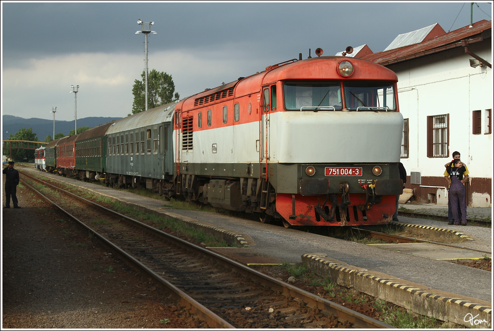 Als Osobitn Os 31204, von  Prievidza ber Horn Stubna nach Vrtky, war am 2.6.2012 die Diesellok  751 004 unterwegs, hier kurz vor der Abfahrt in Prievidza.