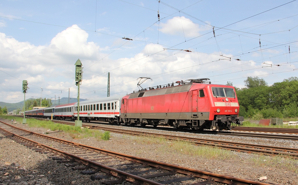 Als PF 2715 war die 120 133-4 mit diesem bunten Wagenpark am 18.05.2012 in Richtung Sden unterwegs und kam dabei durch Eschwege West. Ziel war wohl Gelnhausen.
