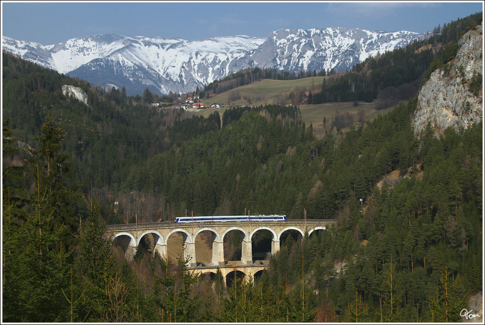 Als R 2956 (Semmering-Payerbach-Reichenau) befhrt ET 4020 236 das Kalte Rinne Viadukt nahe Breitenstein.
24.3.2012