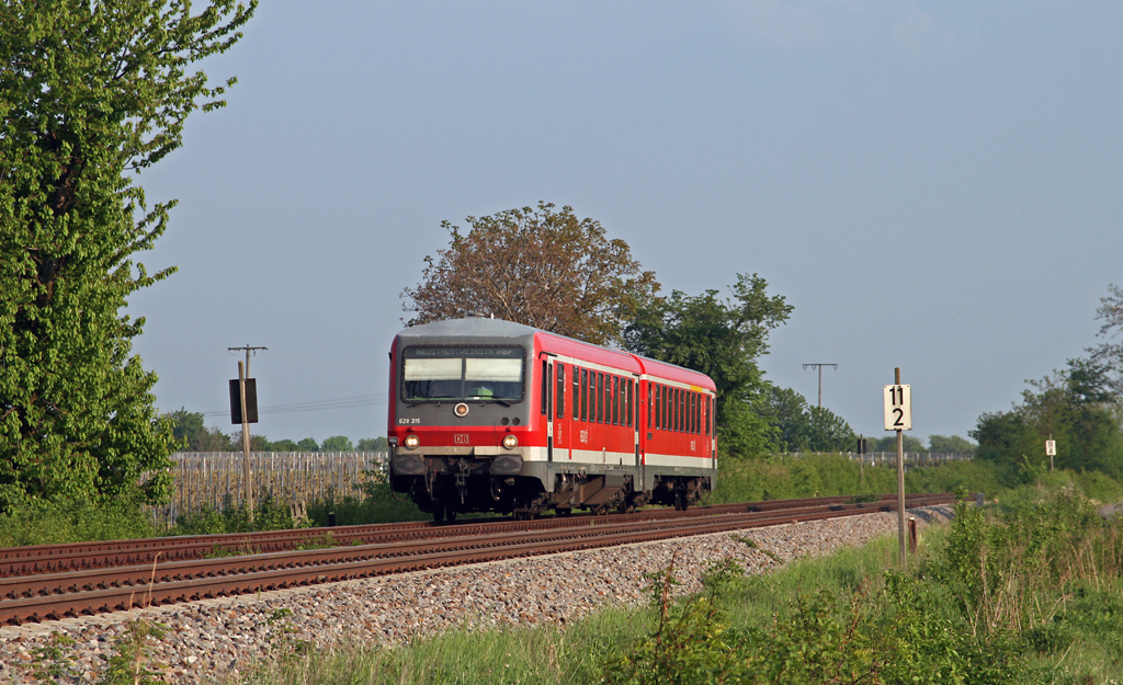 Als RB 18526 von Karlsruhe nach Neustadt (Weinstrae) erreicht der Ludwigshafener 628 315, ein unmodernisierter 628 der zweiten Bauserie, in wenigen Augenblicken den Haltepunkt von Edesheim.
