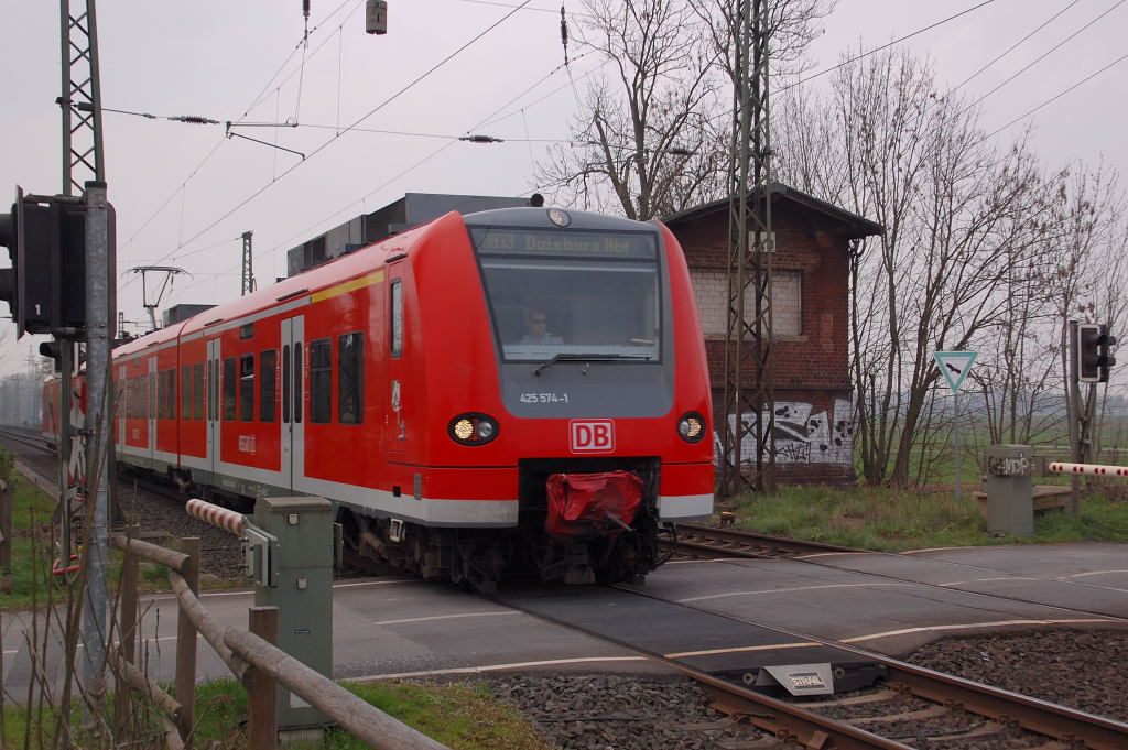 Als RB 33 ist der 425 574-1 hier beim Verlassen des Bahnhofs Anrath am Bahn�bergang Lerchenfeldstra�e zu sehen. 14.4.2012