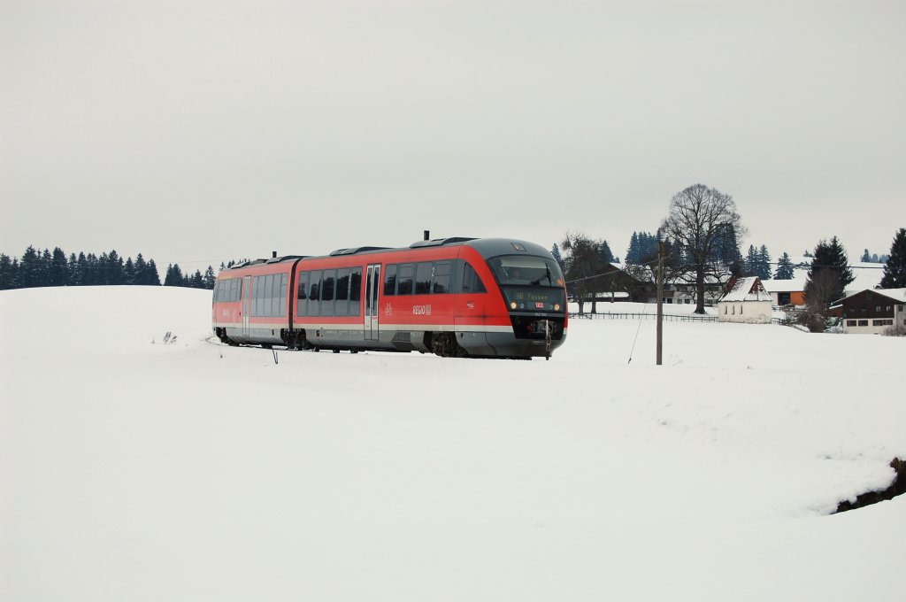Als RB 57348 von Augsburg Hbf nach Fssen konnte am 30.12.2010 der Kemptner 642 093 bei Weizern aufgenommen werden.