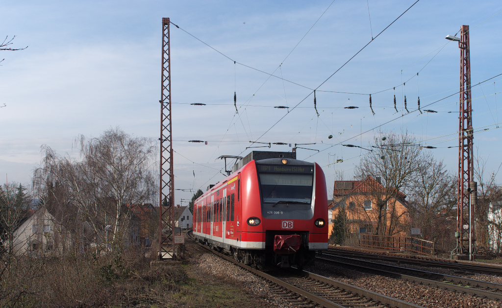 Als RB 71 Trier - Homburg/Saar hat 426 008 Einfahrt in den Hauptbahnhof von Saarlouis.
05.03.2013 - KBS 685 
