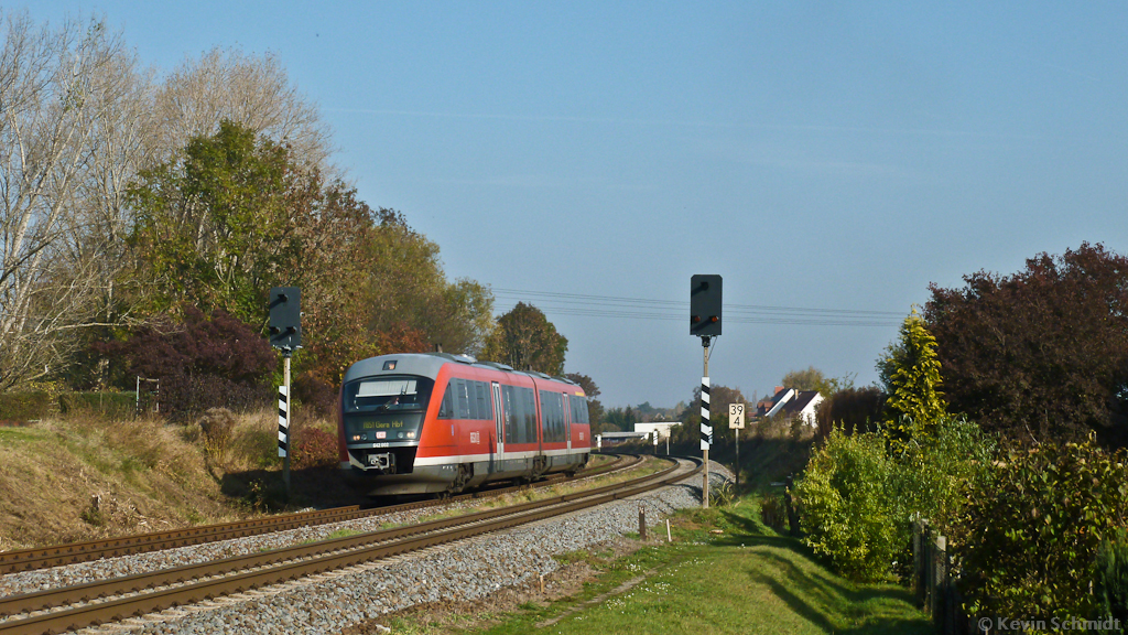Als RB Leipzig - Gera durchfährt dieser Desiro den zu diesem Zeitpunkt bereits nicht mehr betriebenen Haltepunkt Bornitz (b Zeitz). (29.10.2011)