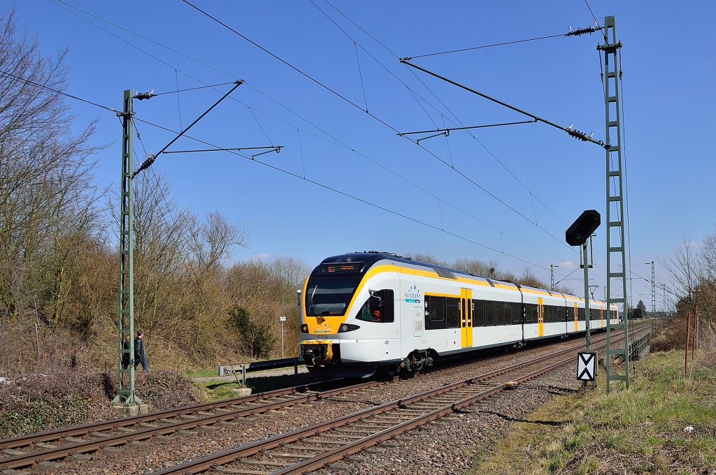 Als RE 13 nach Venlo kommt der Eurobahn ET 7.12 durch Kaarst-Bttgen gefahren am Sonntag den 7.4.2013