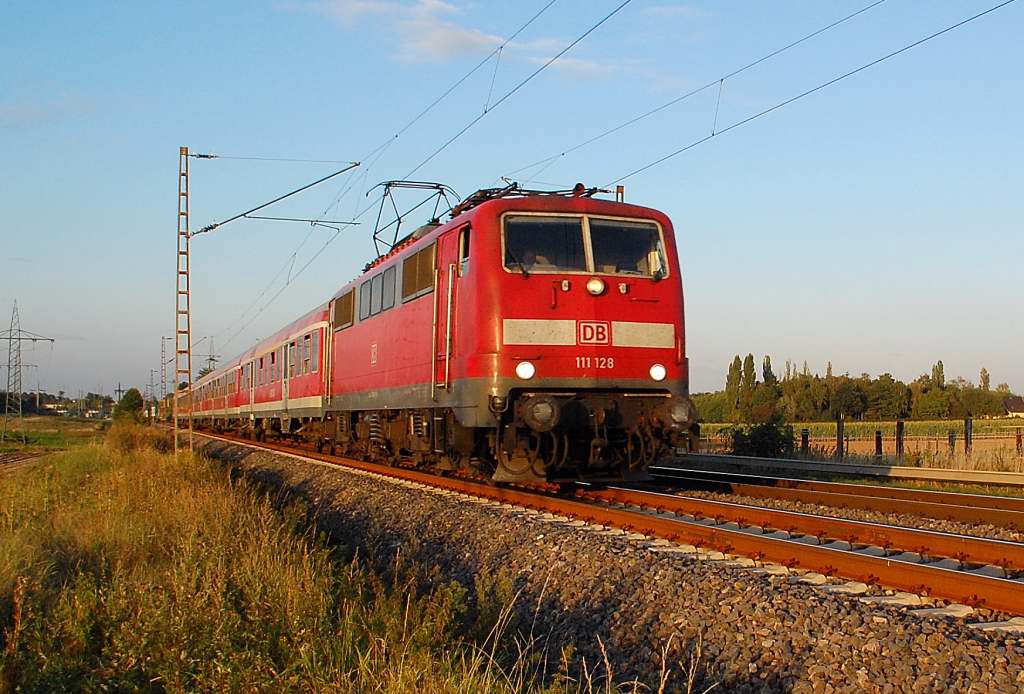 Als RE4 Verstrker kommt so gegen 19:20 die 111 128 mit N-Wagen in Richtung Aachen  gefahren auf der Kbs 485 bei Wickrathhahn. 7.September 2012