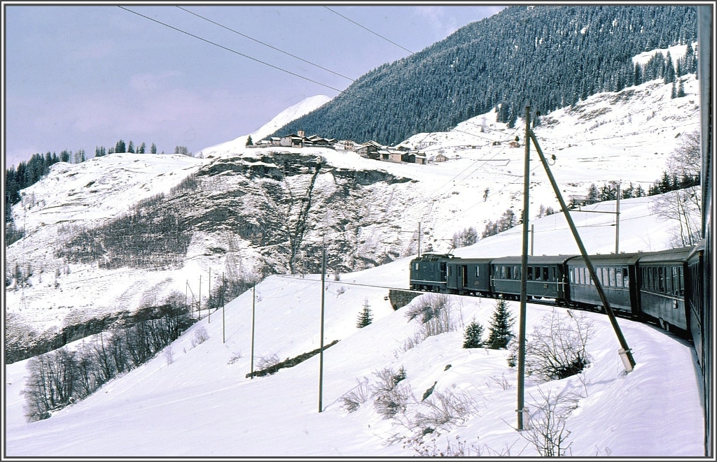 Als die RhB noch grn war. Schnellzug mit Ge 4/4 II oberhalb Bergn mit der Gemeinde Latsch im Hintergrund. (ca.1980)