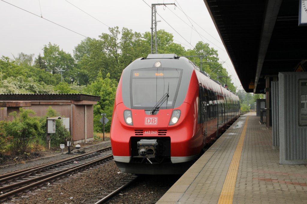 Als S 39632(Feucht - Roth) steht 442 242 am 27.05.2013 im Bahnhof Feucht zur Abfahrt bereit. Als Ersatz fr eine schadhafte Lok der BR143, kam es am 26.&27.05.13 zu dem Einsatz eines ET442 auf der Nrnberger S2.